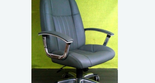 Перетяжка офисного кресла кожей. Алагир